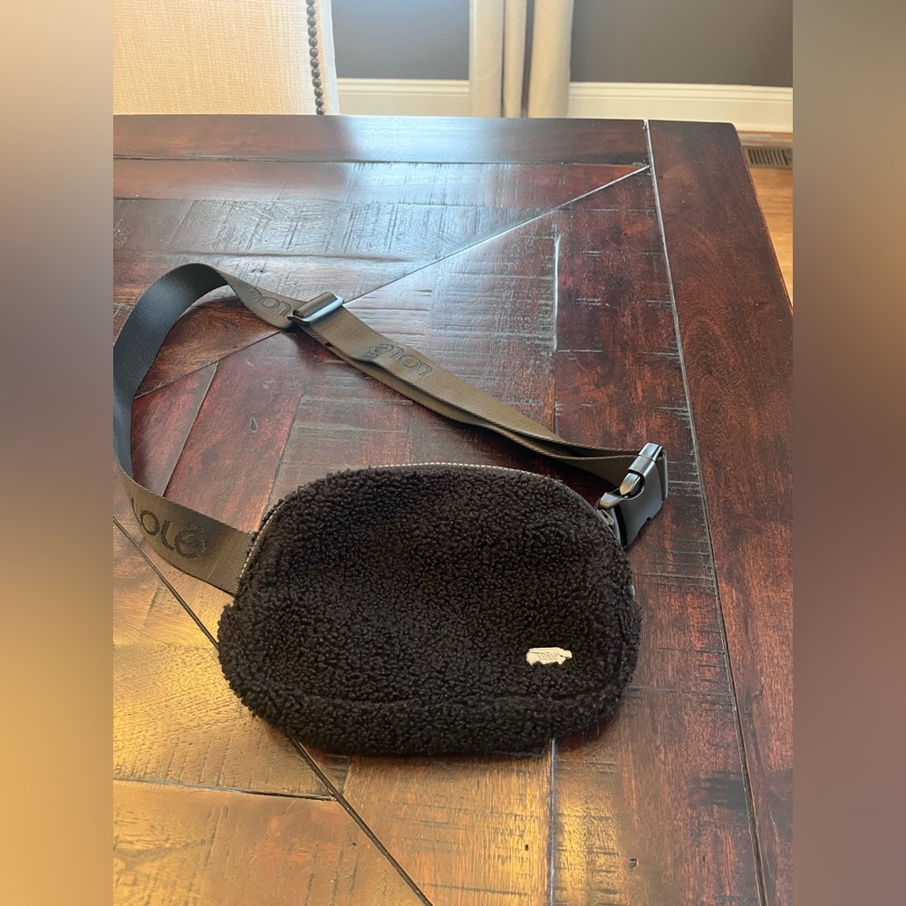 Lole black Sherpa belt bag-NWOT